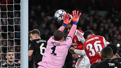 Bayern-Torwart Manuel Neuer kann den Rückstand nicht verhindern. Bayern-Torwart Manuel Neuer kann den Rückstand nicht verhindern.