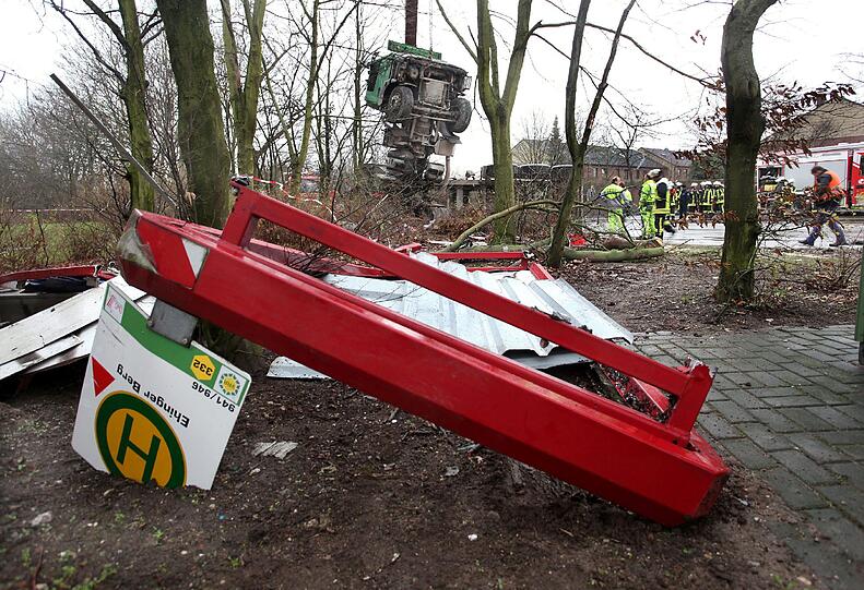 Die Bilder vom Unfall: In Duisburg ist ein Lkw in eine Bushaltestelle gekracht.