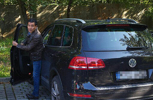 Ricardo Moniz besteigt sein Auto und braust davon.