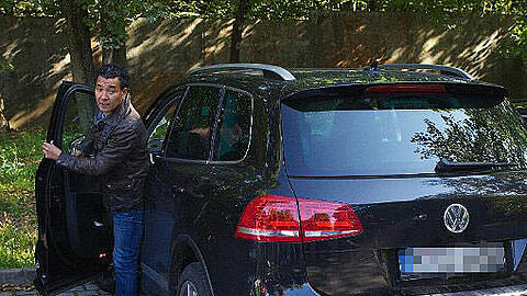 Ricardo Moniz besteigt sein Auto und braust davon.