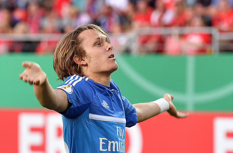 Hamburgs Alen Halilovic freut sich über seinen Treffer zum 1:0.