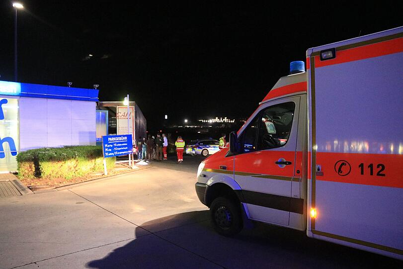 Erschöpft und ausgehungert kletterten sie von der Ladefläche. Mehrere Notärzte untersuchten die Flüchtlinge, die jedoch keine gesundheitlichen Probleme hatten.