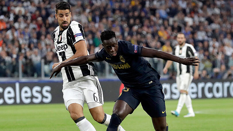 Turins Sami Khedira (l) gegen Monacos Ex-Spieler Benjamin Mendy
