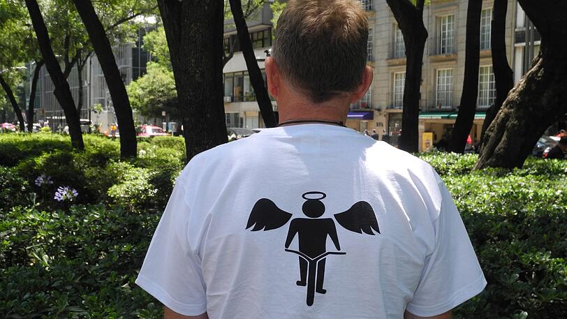 Rainer Hagenbusch zeigt die Rückseite seines T-Shirts mit einem Engel auf einem Fahrrad. Das T-Shirt wurde zum Andenken an seinen toten Bruder entworfen wurde. Der 56-Jährige war nach Mexiko gekommen, um dem Mord an seinem Bruder nachzugehen.