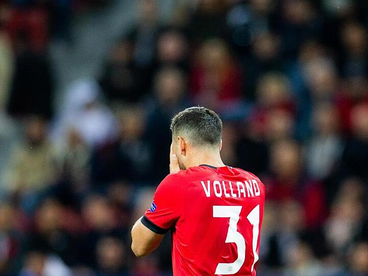 Leverkusens Kevin Volland schlägt nach einer vergebenen Chance die Hände vor sein Gesicht.