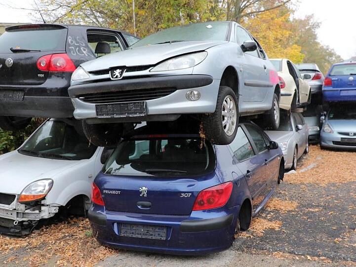 Vorwiegend Dieselfahrzeuge landen auf dem Schrottplatz.