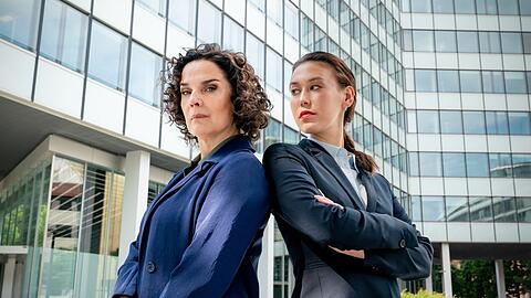 "Conti - Meine zwei Gesichter": Rechtsanwältin Anna Conti (Désirée Nosbusch, l.) und Staatsanwältin Henry Mahn (Malaya Stern Takeda).