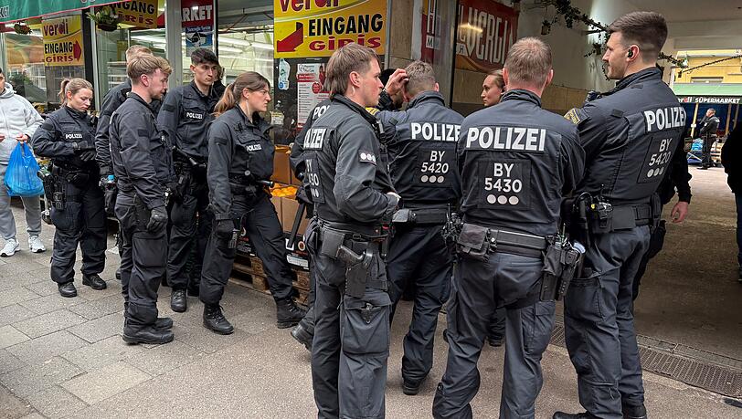 Vor dem Supermarkt in der Landwehrstraße drängeln sich die Polizisten auf dem Gehweg. Ein Kunde kann mit seinen Einkäufen den Laden gerade noch verlassen. Dann ist erst mal Schluss, solange die Kontrolleure im Geschäft sind, darf kein neuer Kunde mehr den Supermarkt betreten. Vor dem Supermarkt in der Landwehrstraße drängeln sich die Polizisten auf dem Gehweg. Ein Kunde kann mit seinen Einkäufen den Laden gerade noch verlassen. Dann ist erst mal Schluss, solange die Kontrolleure im Geschäft sind, darf kein neuer Kunde mehr den Supermarkt betreten.