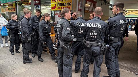 Vor dem Supermarkt in der Landwehrstra&szlig;e dr&auml;ngeln sich die Polizisten auf dem Gehweg. Ein Kunde kann mit seinen Eink&auml;ufen den Laden gerade noch verlassen. Dann ist erst mal Schluss, solange die Kontrolleure im Gesch&auml;ft sind, darf kein neuer Kunde mehr den Supermarkt betreten.