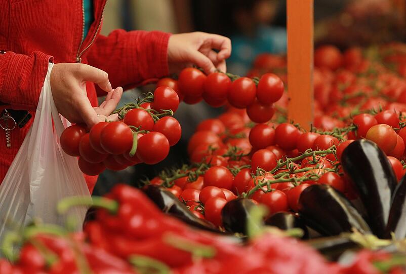Das ist doch mal eine gute Nachricht: Pizza und Pasta helfen gegen Falten. Nun ja, leider nicht ganz. Aber die in der So&szlig;e enthaltenen Tomaten tun Gutes f&uuml;r Ihre Haut: In gekochten Tomaten stecken viele Antioxidantien. Enthaltende Karotinoide und Lycopin sind Anti-Aging-Mittel.