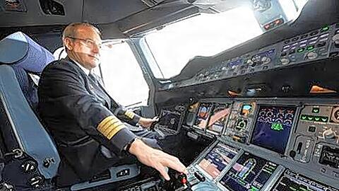 Jürgen Raps im Cockpit des A 380.