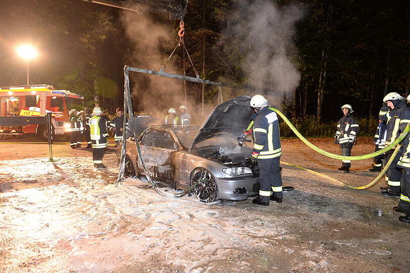 Auf der B 306 bei Siegsdorf brannte ein BMW-Cabrio völlig aus. Der Fahrer konnte sich in letzter Sekunde retten. Die Bilder vom Feuerwehreinsatz.