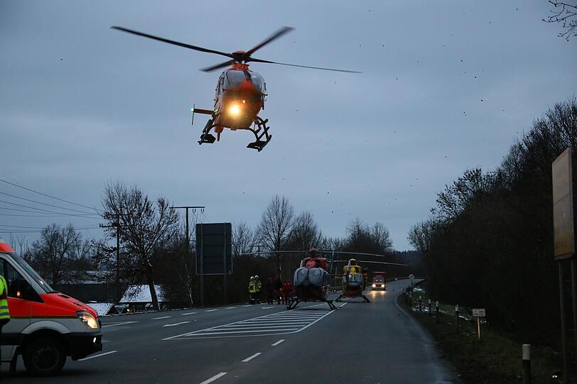 Schwerer Verkehrsunfall bei Altötting: eine Persone wurde getötet, vier weitere schwer Verletzt!