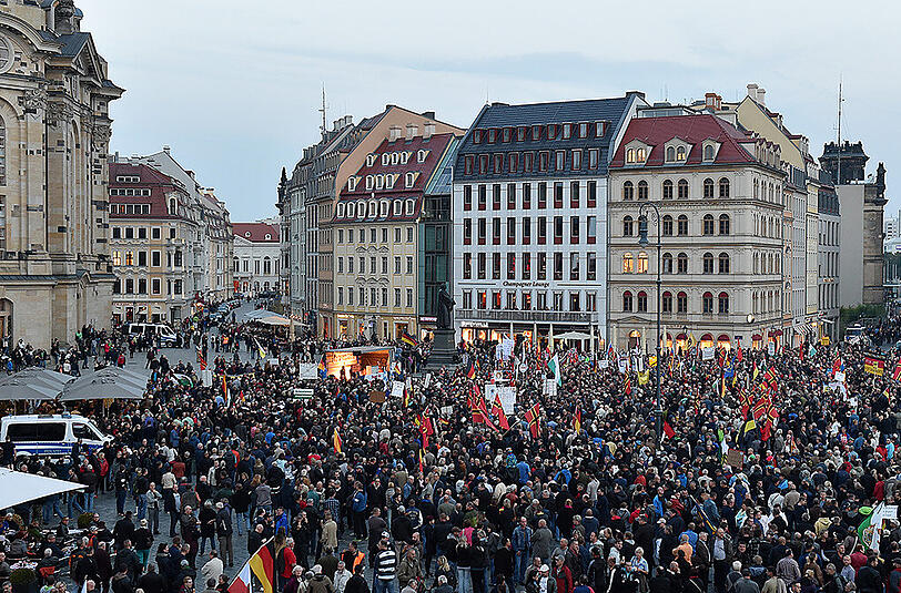 Mehrere tausend Pegida-Anhänger nahmen am Montag an der Demonstration in Dresden teil.