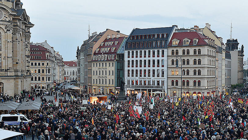 Mehrere tausend Pegida-Anhänger nahmen am Montag an der Demonstration in Dresden teil. Mehrere tausend Pegida-Anhänger nahmen am Montag an der Demonstration in Dresden teil.