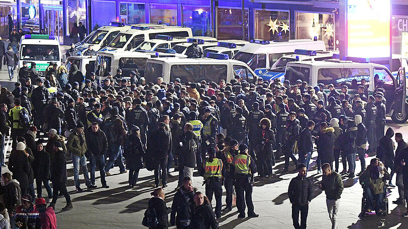 Polizisten umringen am 31.12.2016 vor dem Hauptbahnhof in Köln eine Gruppe südländisch aussehender Männer.