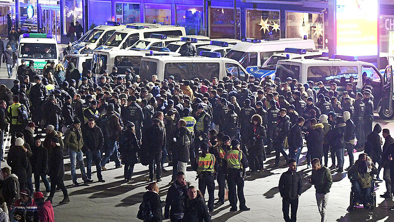 Polizisten umringen am 31.12.2016 vor dem Hauptbahnhof in Köln eine Gruppe südländisch aussehender Männer. Polizisten umringen am 31.12.2016 vor dem Hauptbahnhof in Köln eine Gruppe südländisch aussehender Männer.