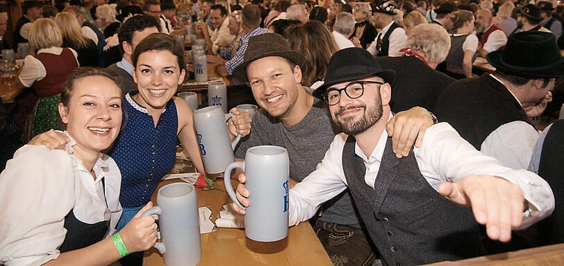 Gute Stimmung in der Schönheitskönigin: Julia, Maria, Nico und Tobi stoßen aufs erste Wiesn-Wochenende an.