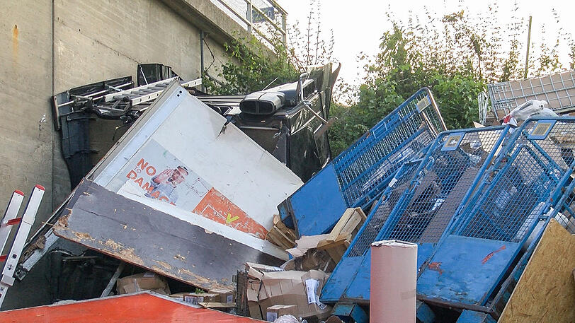 Der Lastwagen wurde komplett zerstört, der Fahrer mit schweren Verletzungen ins Krankenhaus gebracht. Die Bilder vom Unfallort.