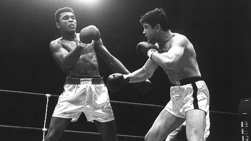"Es war mein schwerster Fight seit dem Titelgewinn gegen Sonny Liston", sagte Muhammad Ali nach seinem WM-Kampf gegen den Deutschen Karl Mildenberger (r.) am 10. September 1966.