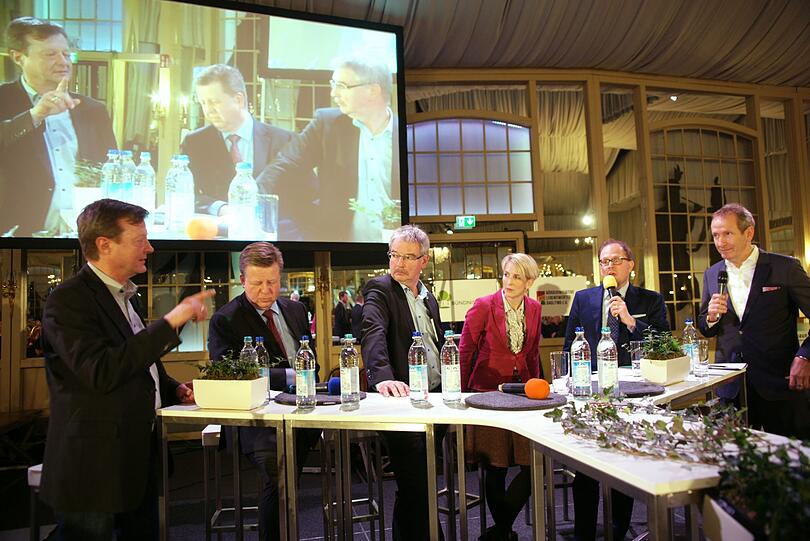 Die Veranstaltung in der Theaterfabrik war gut besucht, die Stimmung teils ziemlich aufgeheizt.