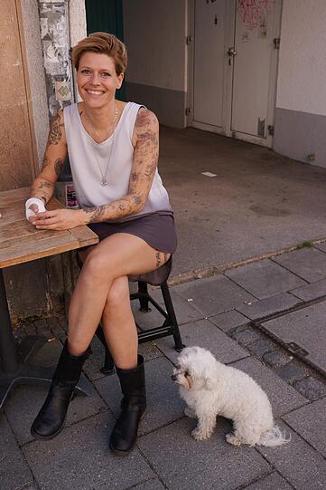 Johanna ist im Viertel unterwegs mit Hund...