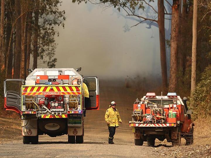 Feuerwehrleute sind bei Buschfeuern im nördlichen Bundesstaat New South Wales im Einsatz. Zahlreiche Buschbrände toben derzeit im Osten Australiens.