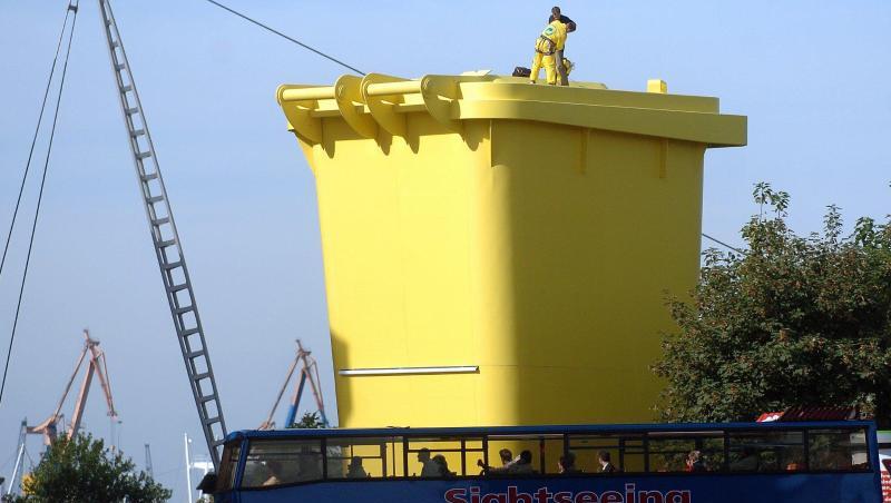 Die mit 12 Meter Höhe größte Gelbe Tonne der Welt steht in Hamburg. Das neue Verpackungsgesetz für mehr Recycling zeigt drei Monate nach Inkrafttreten Wirkung. Die mit 12 Meter Höhe größte Gelbe Tonne der Welt steht in Hamburg. Das neue Verpackungsgesetz für mehr Recycling zeigt drei Monate nach Inkrafttreten Wirkung.