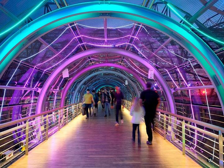 Ein Durchgang der Messe in Leipzig während des 34. Chaos Communication Congress 2017.