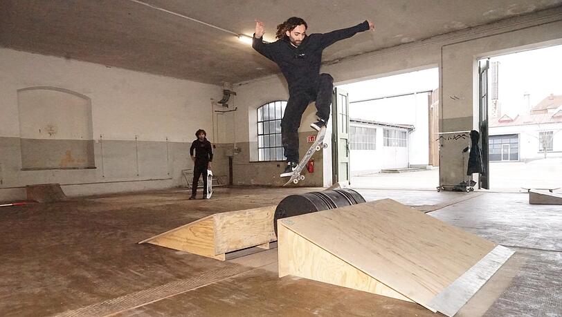 Pacel Khachab wollte als kleiner Bub unbedingt ein richtig guter Skateboarder werden: Heute, dieses Foto beweist es, ist er es geworden.