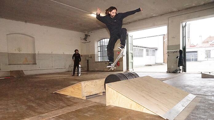 Pacel Khachab wollte als kleiner Bub unbedingt ein richtig guter Skateboarder werden: Heute, dieses Foto beweist es, ist er es geworden.