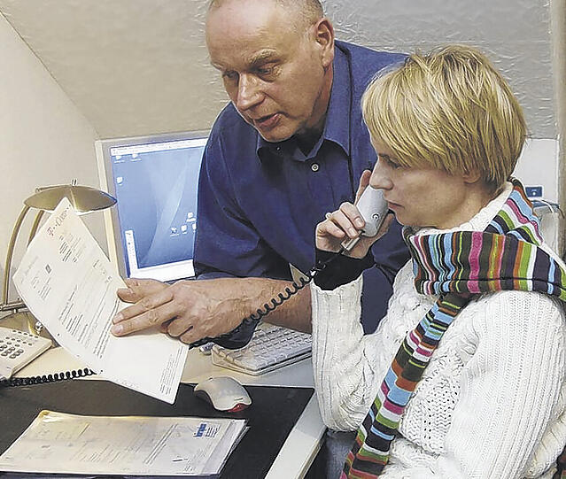 Zermürbt in der Service-Mühle: Susanne Rüber und Martin Schmalstich bei einem ihrer rund 50 Hilfe-Anrufe. So mancher Kunde verstrickt sich im Hotline-Dickicht der Deutschen Telekom. Fotos: privat, Ronald Zimmermann