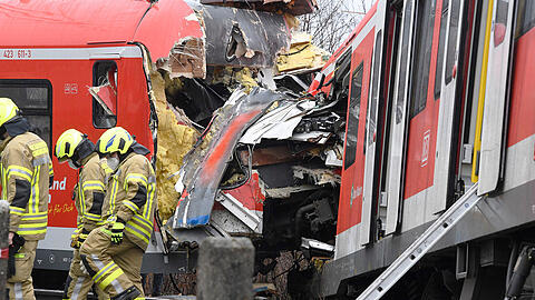 Am Dienstag sind die Arbeiten an der Unfallstelle bei Schäftlarn weitergegangen - zudem waren Gutachter vor Ort, um der Ursache für den Zusammenstoß der beiden S-Bahnen zu ergründen.