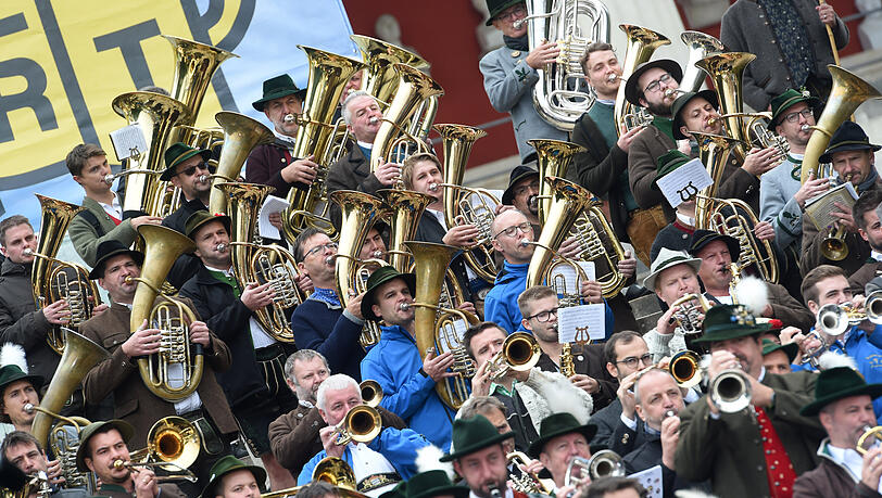 Halbzeit auf der Wiesn 2022: Blaskapellen spielen auf den Stufen der Bavaria. Halbzeit auf der Wiesn 2022: Blaskapellen spielen auf den Stufen der Bavaria.