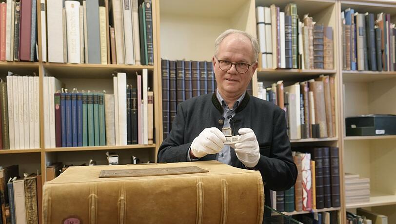 Helmut Hilz zeigt das kleinste und das schwerste Buch der Sammlung. Die wertvollen Exemplare der Bibliothek dürfen nur mit Handschuhen berührt werden. Helmut Hilz zeigt das kleinste und das schwerste Buch der Sammlung. Die wertvollen Exemplare der Bibliothek dürfen nur mit Handschuhen berührt werden.