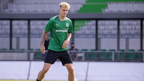 Nils Seufert spielt den Ball im Sportpark Ronhof Thomas Sommer