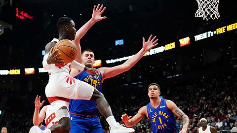 Dennis Schröder (17) von den Toronto Raptors versucht an Nikola Jokic (15) und Michael Porter Jr. (1) von den Denver Nuggets vorbeizukommen.