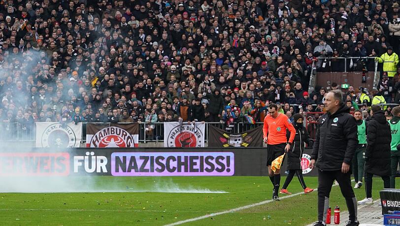Ein Böller explodiert auf dem Spielfeld.