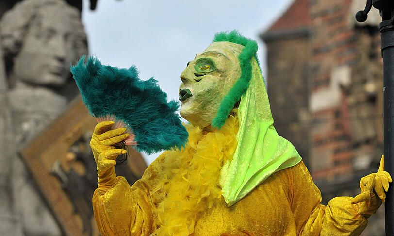 Zahlreiche Samba-Gruppen aus ganz Deutschland nehmen unter dem Motto "Carneval Theatral" am Bremer Straßenkarneval teil.