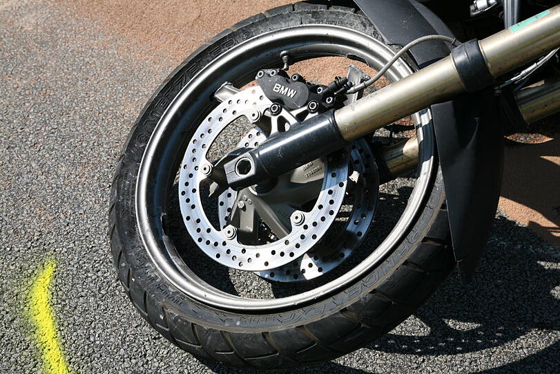 Ein Motorrad liegt nach einem Unfall auf der Straße (Symbol)