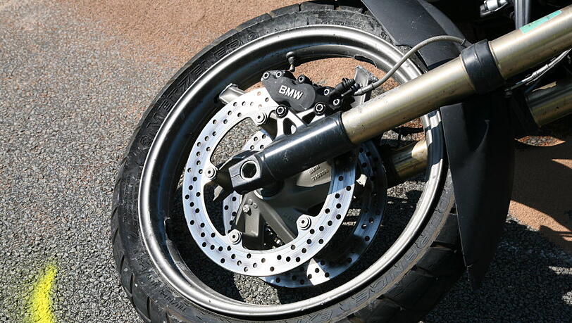 Ein Motorrad liegt nach einem Unfall auf der Straße (Symbol) Ein Motorrad liegt nach einem Unfall auf der Straße (Symbol)