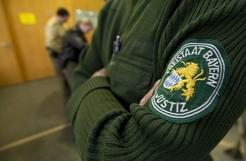 Zahlreiche Polizisten schützen das Landgericht Augsburg.