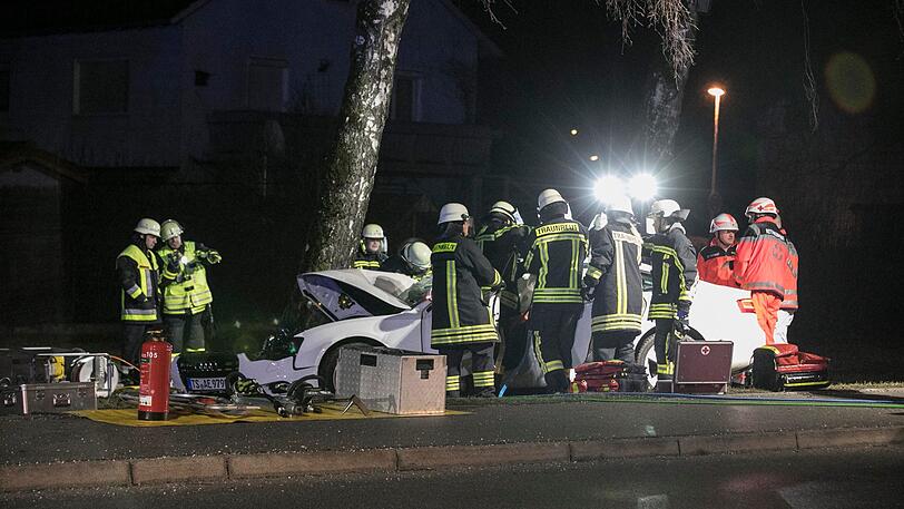 Bei einem Überholmanöver mit überhöhter Geschwindigkeit kam in Traunstein ein Audi A5 von der Straße ab und krachte frontal gegen einen Baum.