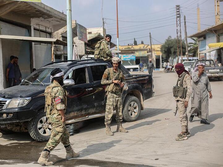 Türkisch unterstützte syrische Milizsoldaten patrouillieren in der Grenzstadt Tal Abiad.