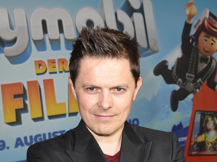Der Musiker Michael Patrick Kelly lächelt bei seiner Filmpremiere"Playmobil - der Film" im Mathäser Kino. Foto: Ursula Düren