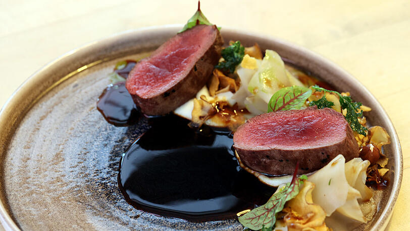 Hauptspeise: Filet vom Kalb mit glasiertem Gemüse und getrüffeltem Kartoffelpüree. Hauptspeise: Filet vom Kalb mit glasiertem Gemüse und getrüffeltem Kartoffelpüree.