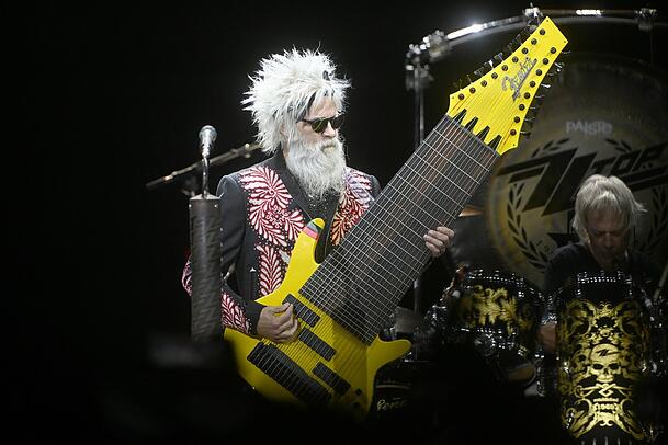 Elwood Francis mit seinem Riesen-Bass. Elwood Francis mit seinem Riesen-Bass.