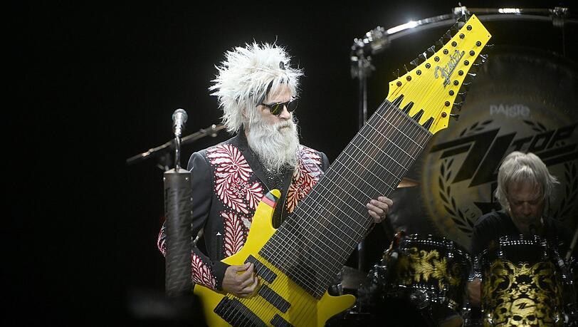 Elwood Francis mit seinem Riesen-Bass. Elwood Francis mit seinem Riesen-Bass.