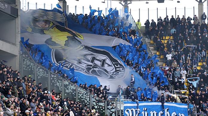Die Löwen-Fans sorgen für bestens gefüllte Gäste-Blöcke (Archivbild).