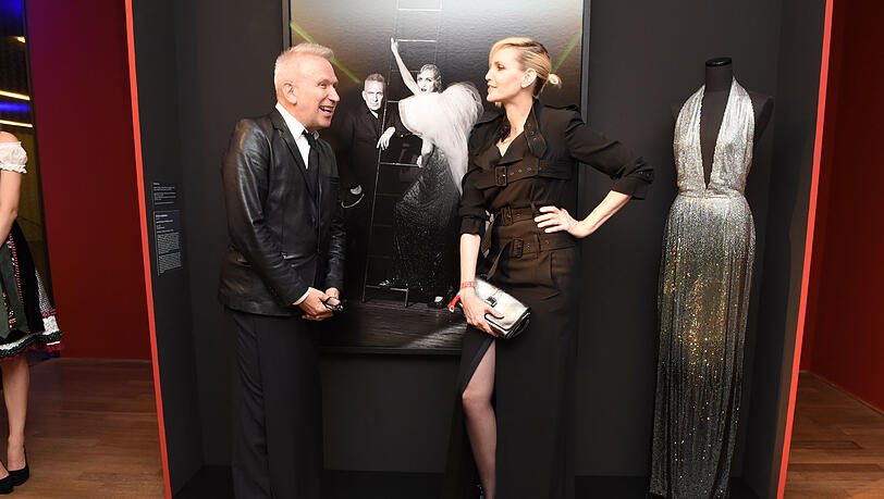 Jean Paul Gaultier und Nadja Auermann 2015 bei der Eröffnung der Ausstellung "Jean Paul Gaultier - From the Sidewalk to the Catwalk in der Kunsthalle München. Jean Paul Gaultier und Nadja Auermann 2015 bei der Eröffnung der Ausstellung "Jean Paul Gaultier - From the Sidewalk to the Catwalk in der Kunsthalle München.